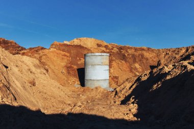 Su boruları şantiyede beton kuyusu