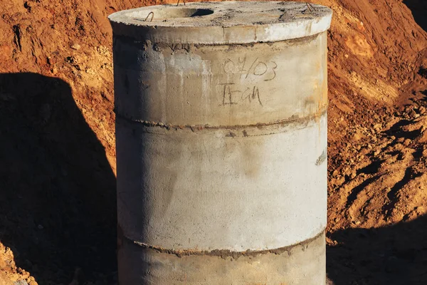 Betonbrunnen auf der Baustelle für Wasserleitungen — Stockfoto