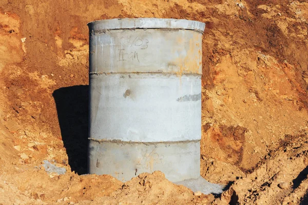 Pozo de hormigón en la obra para tuberías de agua — Foto de Stock