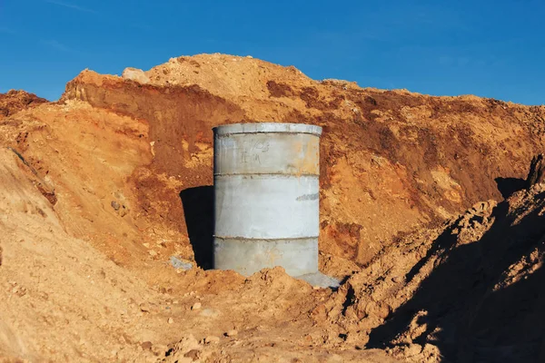 Pozo de hormigón en la obra para tuberías de agua —  Fotos de Stock