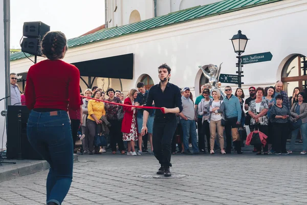 25. května 2019 Minsk Bělorusko pouliční slavnosti ve večerním městě — Stock fotografie