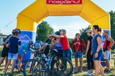 26-27 Mayıs 2018 Naliboki, Belarus Belarus amatör maratonu Naliboki Bir adam bisiklet sürüyor