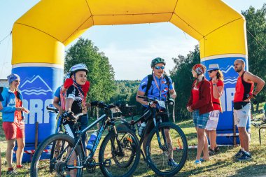 26-27 Mayıs 2018 Naliboki, Belarus Belarus amatör maratonu Naliboki Bir adam bisiklet sürüyor