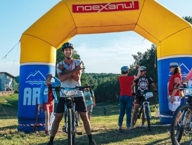 26-27 Mayıs 2018 Naliboki, Belarus Belarus amatör maratonu Naliboki Bir adam bisiklet sürüyor