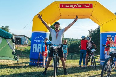 26-27 Mayıs 2018 Naliboki, Belarus Belarus amatör maratonu Naliboki Bir adam bisiklet sürüyor