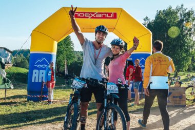 26-27 Mayıs 2018 Naliboki, Belarus Belarus amatör maratonu Naliboki Bir adam bisiklet sürüyor