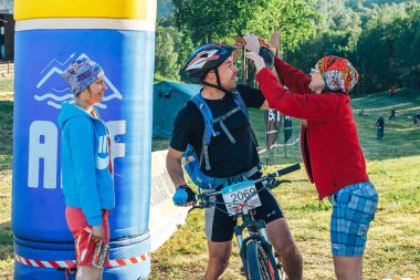 26-27 Mayıs 2018 Naliboki, Belarus Belarus amatör maratonu Naliboki Bir adam bisiklet sürüyor