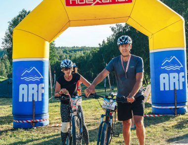 26-27 Mayıs 2018 Naliboki, Belarus Belarus amatör maratonu Naliboki Bir adam bisiklet sürüyor