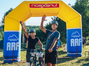 26-27 Mayıs 2018 Naliboki, Belarus Belarus amatör maratonu Naliboki Bir adam bisiklet sürüyor