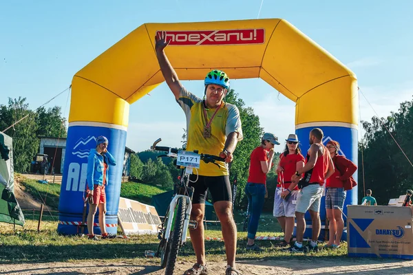 26-27 Mayıs 2018 Naliboki, Belarus Belarus amatör maratonu Naliboki Bir adam bisiklet sürüyor