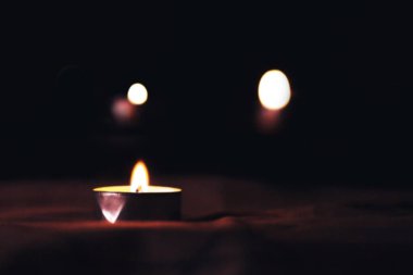 Mumlar ölülerin anılarında yanar.