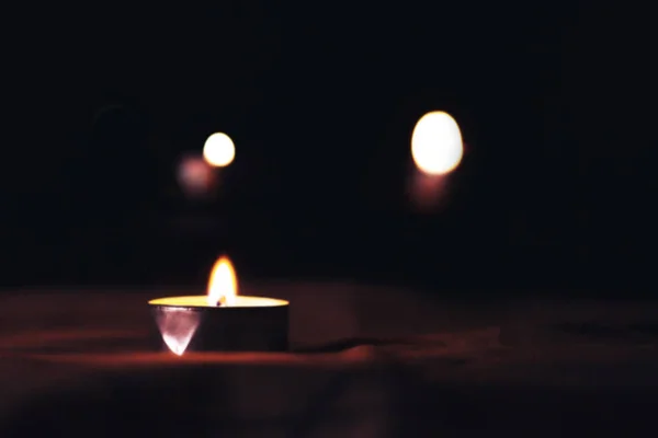 Kaarsen branden ter nagedachtenis aan de doden — Stockfoto