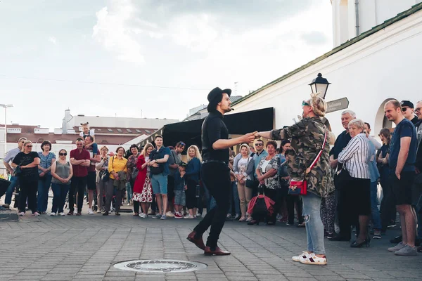 25. května 2019 Minsk Bělorusko pouliční slavnosti ve večerním městě — Stock fotografie