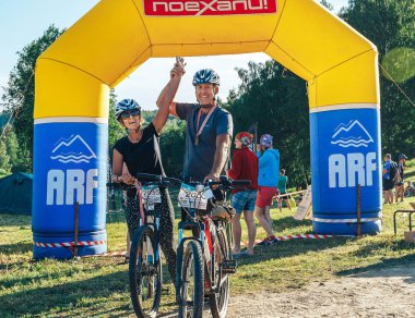 26-27 Mayıs 2018 Naliboki, Belarus Belarus amatör maratonu Naliboki Bir adam bisiklet sürüyor