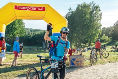 26-27 Mayıs 2018 Naliboki, Belarus Belarus amatör maratonu Naliboki Bir adam bisiklet sürüyor