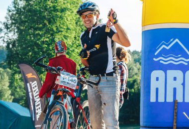 26-27 Mayıs 2018 Naliboki, Belarus Belarus amatör maratonu Naliboki Bir adam bisiklet sürüyor