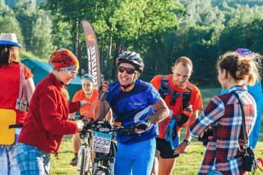 26-27 Mayıs 2018 Naliboki, Belarus Belarus amatör maratonu Naliboki Bir adam bisiklet sürüyor