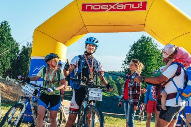 26-27 Mayıs 2018 Naliboki, Belarus Belarus amatör maratonu Naliboki Bir adam bisiklet sürüyor