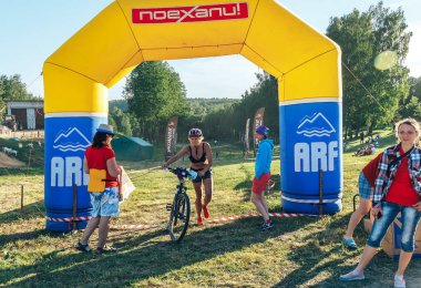 26-27 Mayıs 2018 Naliboki, Belarus Belarus amatör maratonu Naliboki Bir adam bisiklet sürüyor