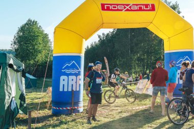 26-27 Mayıs 2018 Naliboki, Belarus Belarus amatör maratonu Naliboki Bir adam bisiklet sürüyor