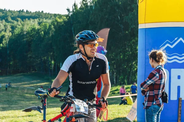 May 26-27, 2018 Naliboki,Belarus All-Belarusian amateur marathon Naliboki A man is riding a bicycle on the road — Stock Photo, Image