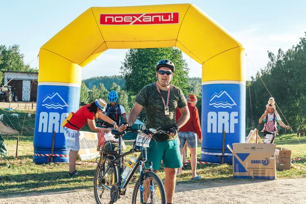 May 26-27, 2018 Naliboki,Belarus All-Belarusian amateur marathon Naliboki A man is riding a bicycle on the road — Stock Photo, Image