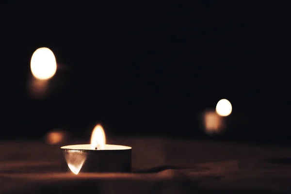 Bougies allumées sur l'Étoile de David en mémoire des morts . — Photo