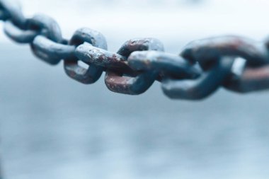 Zincir sabahın erken saatlerinde nehrin çitlerinde asılı durur..