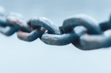 Zincir sabahın erken saatlerinde nehrin çitlerinde asılı durur..