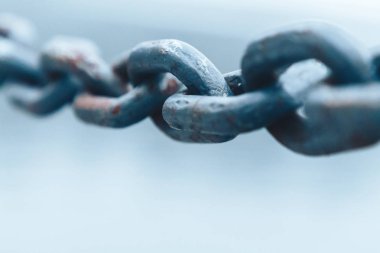 Zincir sabahın erken saatlerinde nehrin çitlerinde asılı durur..