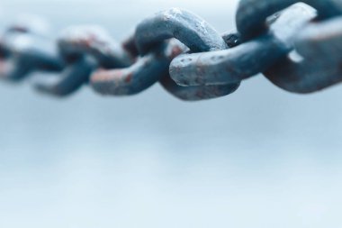 Zincir sabahın erken saatlerinde nehrin çitlerinde asılı durur..