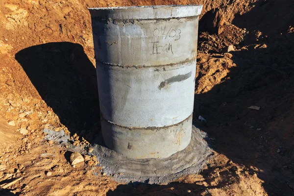 Betonbrunnen auf der Baustelle für Wasserleitungen — Stockfoto