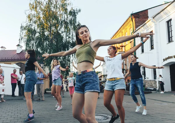 Agosto 4, 2018 Minsk Belarus Festas de rua na cidade da noite — Fotografia de Stock