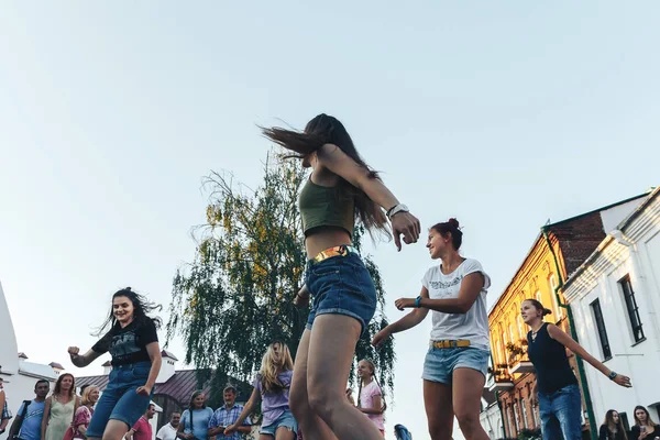 Agosto 4, 2018 Minsk Belarus Festas de rua na cidade da noite — Fotografia de Stock