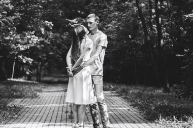 Bir adam ve bir kız parkta yürüyorlar.