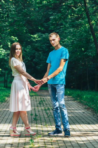 A guy and a girl are walking in the park — Stock Photo, Image