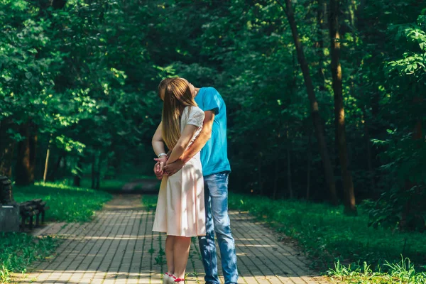 A guy and a girl are walking in the park — Stock Photo, Image