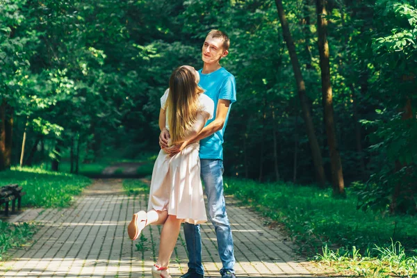 Een jongen en een meisje lopen in het park. — Stockfoto