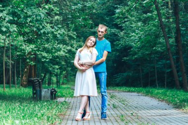 Bir adam ve bir kız parkta yürüyorlar.