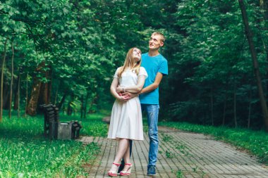 Bir adam ve bir kız parkta yürüyorlar.