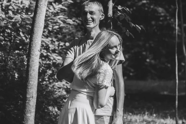 Un chico y una chica están caminando en el parque — Foto de Stock