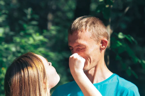 A guy and a girl are walking in the park — Stock Photo, Image