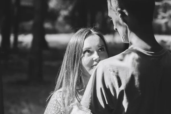 Un chico y una chica están caminando en el parque — Foto de Stock