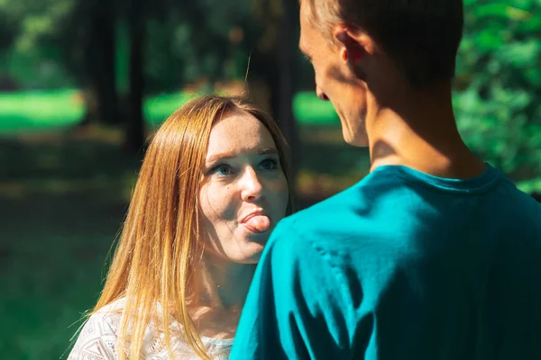 Een jongen en een meisje lopen in het park. — Stockfoto