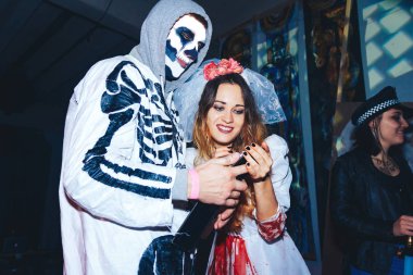 28-29 Ekim 2017 Minsk Belarus Sanat alanı Top Party tatile adanmış Helloween kız telefonda alır
