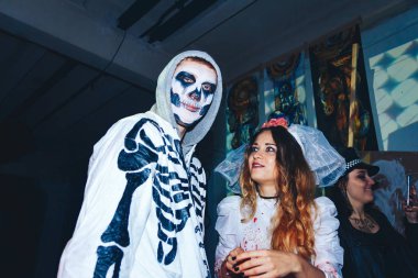 28-29 Ekim 2017 Minsk Belarus Sanat alanı Top Party tatile adanmış Helloween kız telefonda alır
