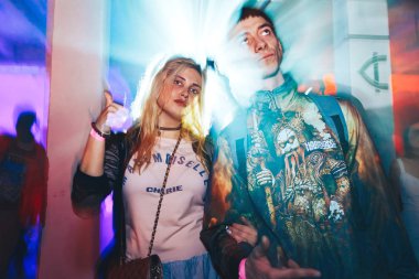 28-29 Ekim 2017 Minsk Belarus Sanat alanı Top Party tatile adanmış Helloween kız telefonda alır
