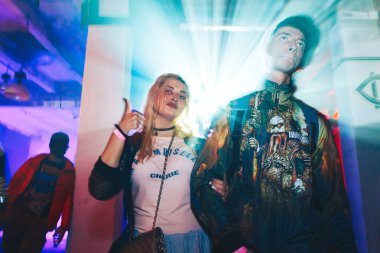 28-29 Ekim 2017 Minsk Belarus Sanat alanı Top Party tatile adanmış Helloween kız telefonda alır