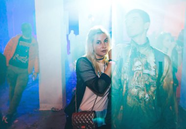 28-29 Ekim 2017 Minsk Belarus Sanat alanı Top Party tatile adanmış Helloween kız telefonda alır