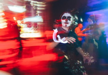 28-29 Ekim 2017 Minsk Belarus Sanat alanı Top Party tatile adanmış Helloween kız telefonda alır